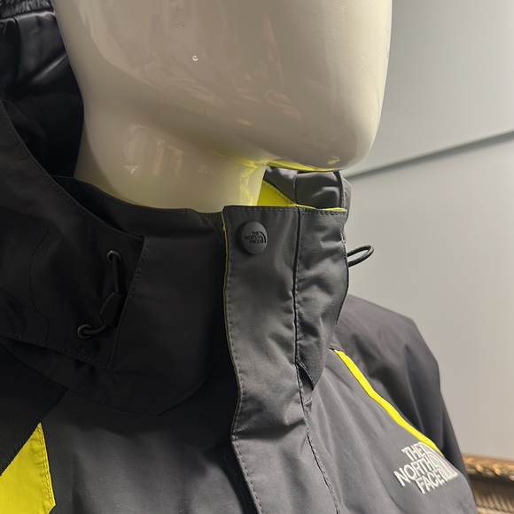 The North Face - Rain Jacket / Wind Breaker - Picture 5 of 6